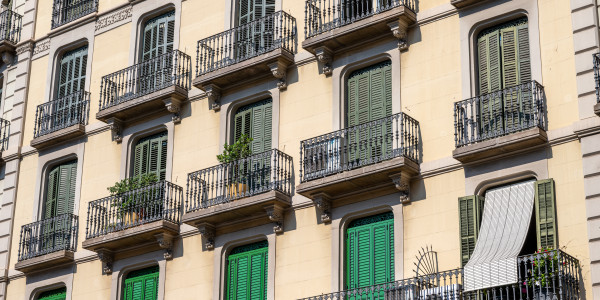 Pintar Fachadas y Patios de Luces de Comunidades Vecinos / Propietarios en Madrid · Reparación y Preparación de Superficies